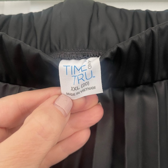 Time and Tru Vegan leather pleated skirt size XXL - Picture 3 of 3